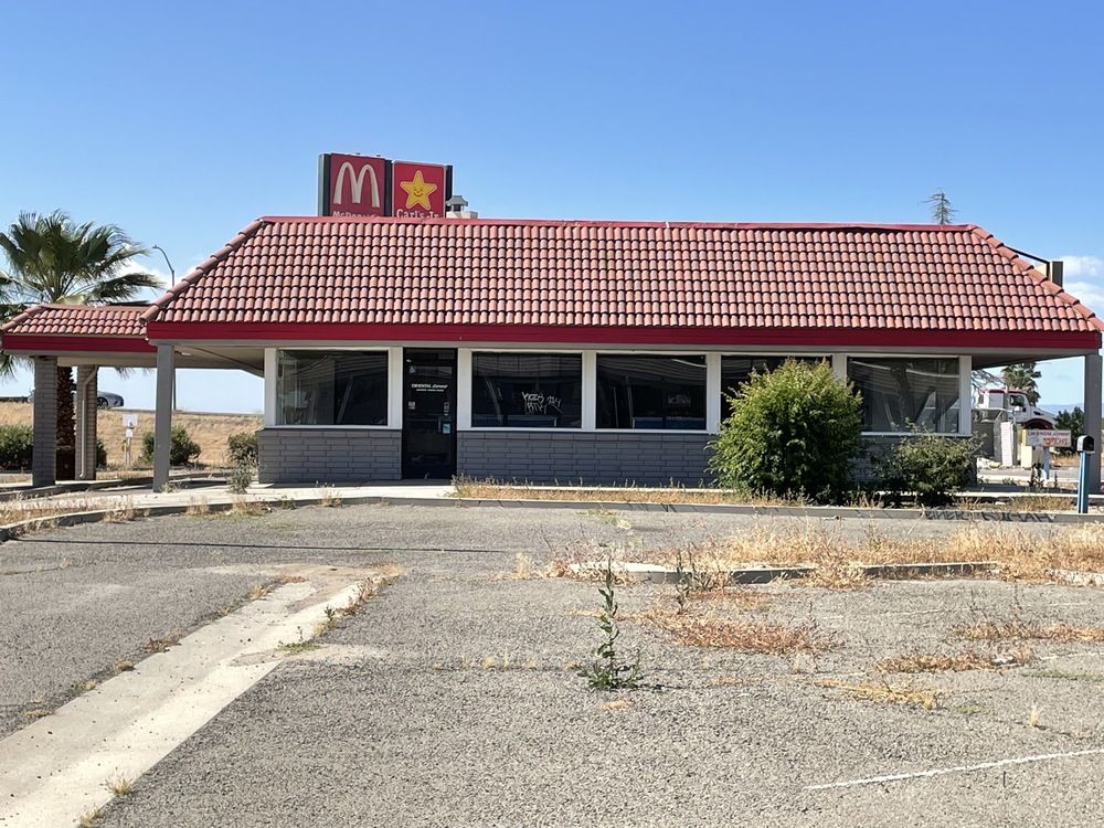 Freestanding Freeway Visible Restaurant + Equipment : 25014 W Dorris Ave, Coalinga, CA 93210